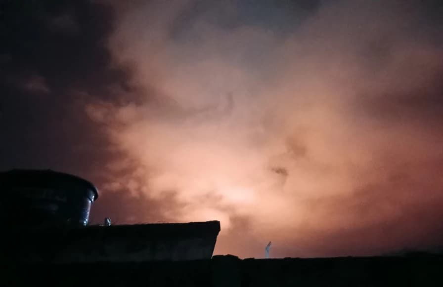 céu nublado à noite com iluminação alaranjada