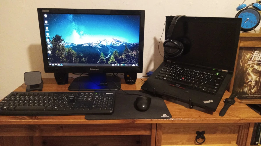 thinkpad em cima da escrivaninha